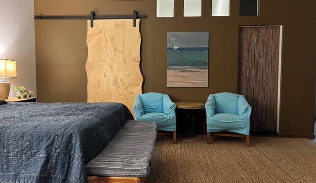 Ruidoso Valley studio apartment, WiFi, AC, nite sky @WoodSwan furniture wkshop