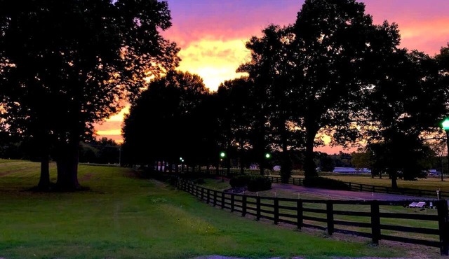 Rustic Tennessee Bed & Breakfast – Country Barn Breakfast & Private Bath Near Wildlife Preserves