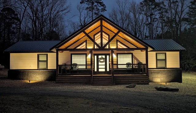 Ruvic Retreat: Luxury Getaway - Secluded, Hot Tub & Pickleball
