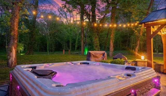 Secluded 15 Acres/Fire Pit/Hot Tub/Fishing Pond, Woods/Near Village West