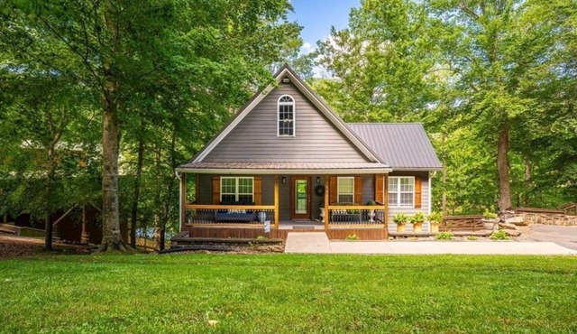 Serene 5-bedroom Waterfront Retreat on Lake Malone