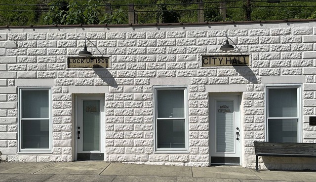Situated in downtown, Matewan it is near all restaurants, museums and shops.
