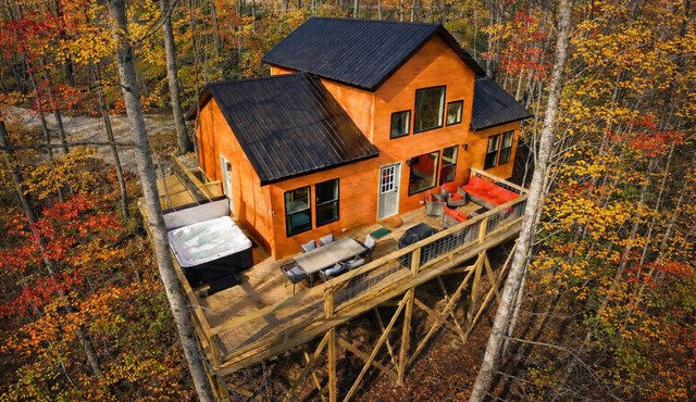 Skyward Chalet – Hot Tub, Fire Pit + Deck RRG