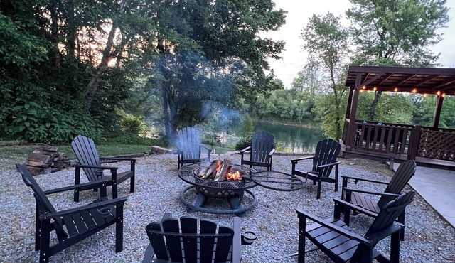 Sleeps 12 spacious CABIN on Cumberland River. Boat Launch, Boating and Fishing.