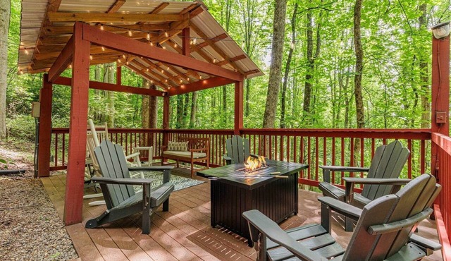 Smoky Mountain Cabin: King Bed, Hot Tub, Zero Pet Fees, 15 Minutes to Train
