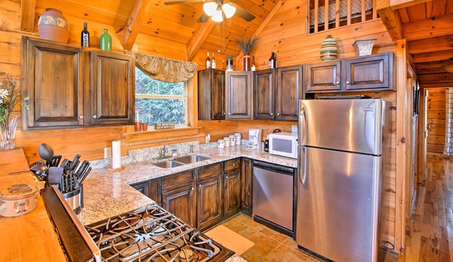 Smoky Mountain Retreat w/Deck & Mountain Views!