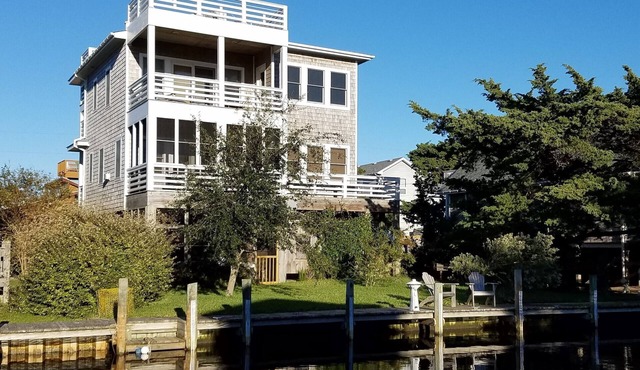 Sound Breeze: Contemporary canal front, screened porch, decks.