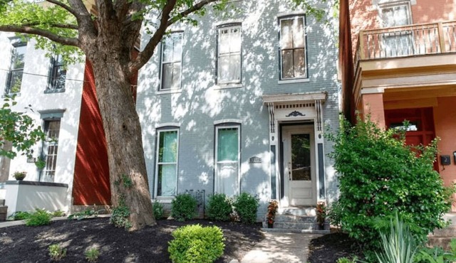 Spacious 4-bedroom house in welcoming Louisville with WiFi, AC