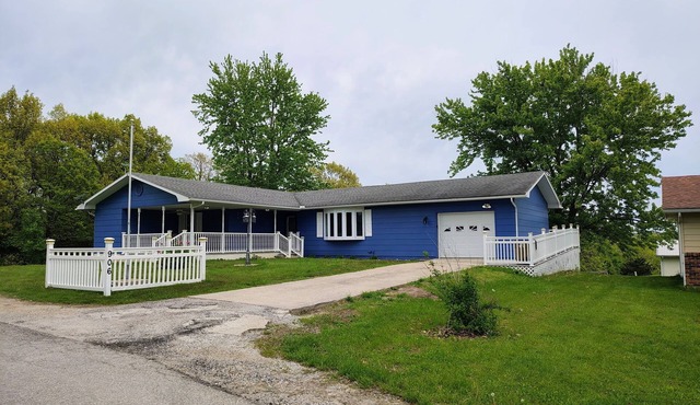 Spacious 5-bedroom house in pleasant Milan with AC and large screened in patio