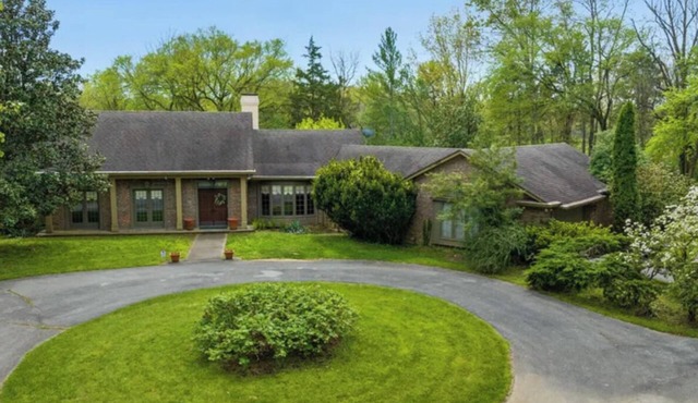 Spacious 7 bedroom home in the heart of the Bourbon Trail. Pool and Game Room!