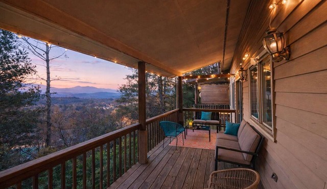 Spacious Apartment with Scenic Deck Views