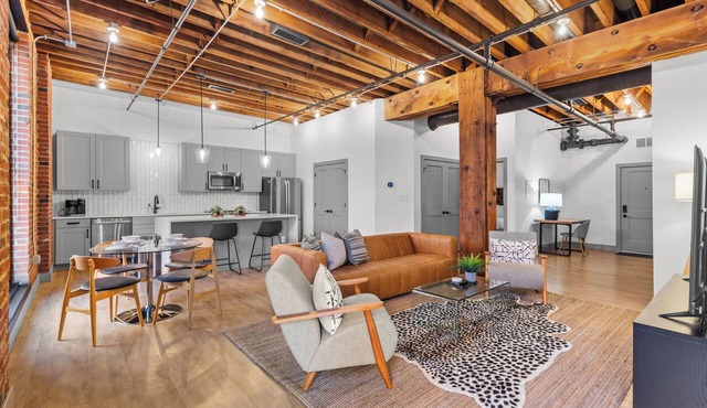 Spacious Bedroom Loft Walk to Arch + Convention Center + Gated Parking