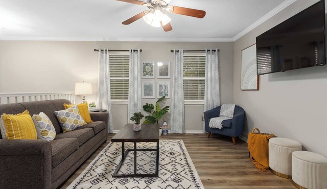 Spacious Home 4BR KingBeds all w/TV's Fenced Yard
