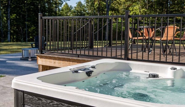 Spacious Lodge w/Fire Pit & Hot Tub