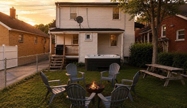Spacious Retreat - Private Yard & Family Lounge
