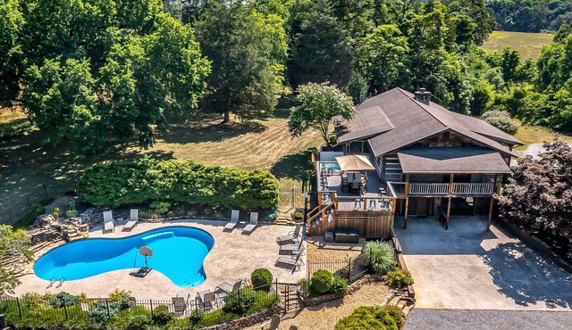 Spacious Serene Cabin, Sleep 14, Pool, Hot Tub, Games
