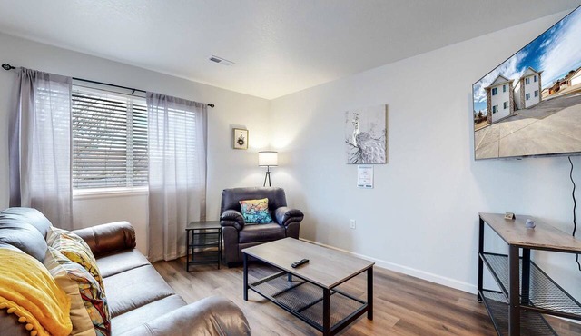 Spacious Two-Bed Updated Near DIA easy Denver Access