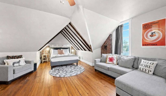 Spacious unit close to Downtown business centers