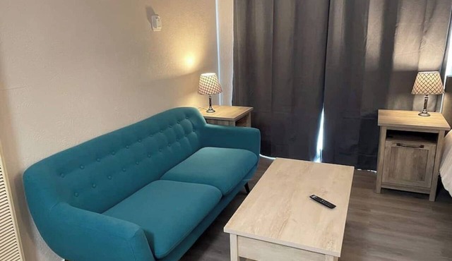 Studio apartment w/Balcony - Near Nob Hill and several Hospitals.