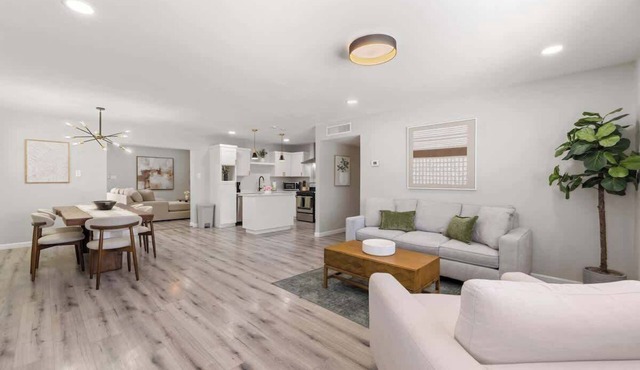 Stylish 3BR 2 Living Areas 10 Min to Airport