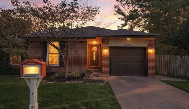 Stylish Hartland Location! 2 King Bedrooms 2 Full Baths Fenced Yard