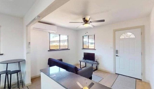 Stylishly Renovated Downtown w/King & Washer/Dryer