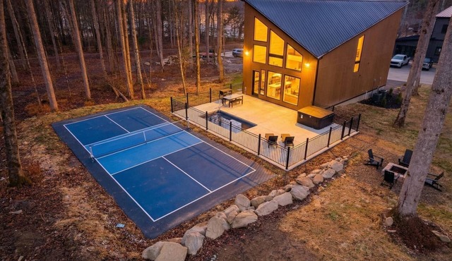 Summer Retreat-Pickleball~Pool~Sauna~Firepit~Hottub
