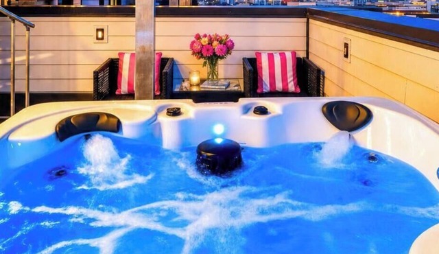 Summer rooftop hot tub, double decks, game room near Broadway