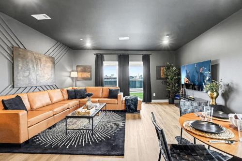 Sunset-Expansive Patio & Hot Tub-Mins to Broadway