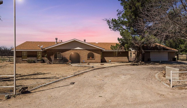 Superb 4-bedroom estate with horse stalls in Mesiila Valley Country side.