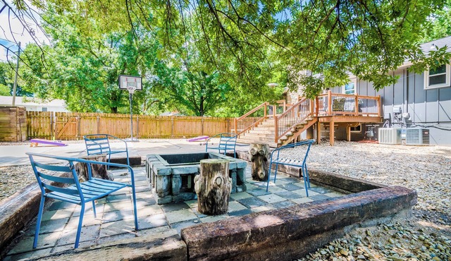 Tailgate House Near Stadium! Fire pit, basketball ct, pool table! Cozy and fun!