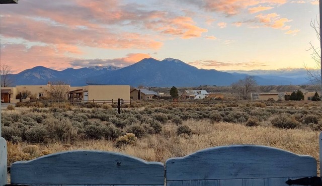 Taos Mountain Retreat, Views, Spa Tub & Fiber Internet