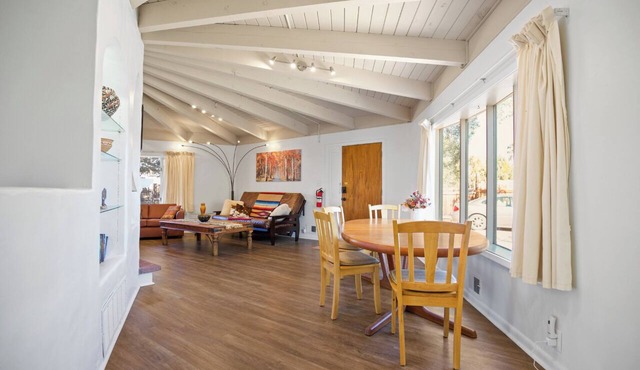 Taos Pine Home - A/C - Hot Tub - Private Courtyard - Prime Location