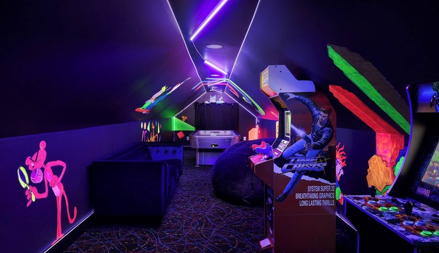 Teal Tavern! 5BR! 2 Game Rooms! Near Lynn Family Stadium & Mellwood Art Center!