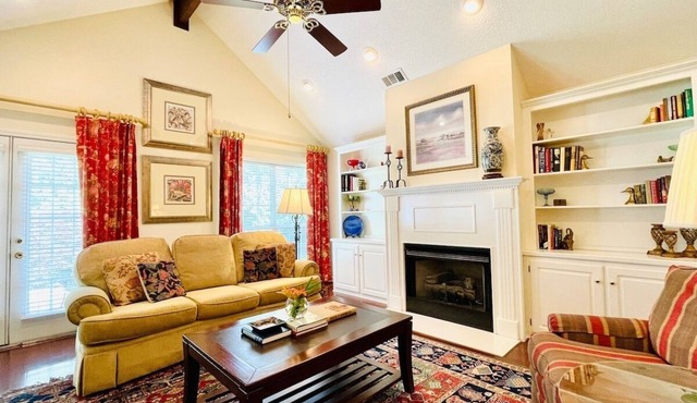 The Betty, 3BR Classic Home by Velvet Ditch Villas