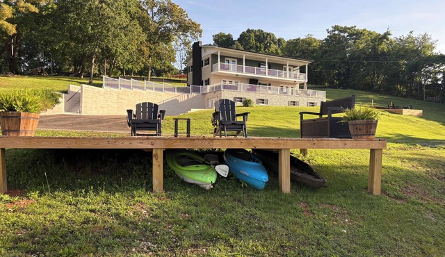“The Big House , Free kayaks ,Boat Slip, Pontoon rental and golf !