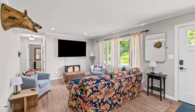 The Carrollton Retreat | Pets Welcome