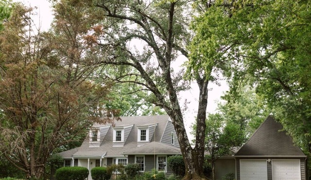~ The Cozy Farmhouse ~ Sleeps 10+Farm Views