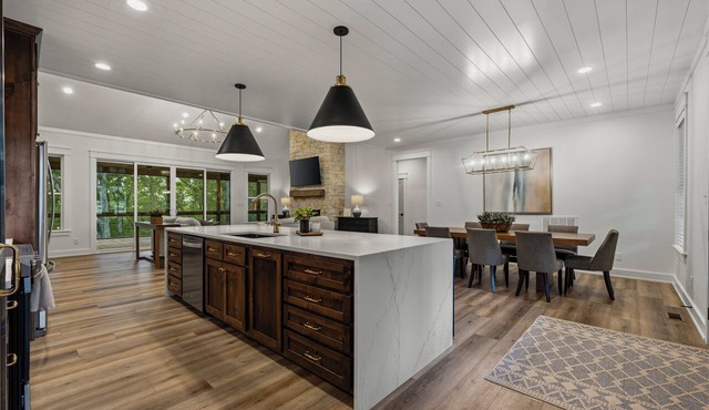 The Golden Retreat at Nolin Lake-6BR Luxury Home | Pickleball Courts | Hot Tub + Game Room | Sleeps 14 | Near Mammoth Cave + 2 miles from Wax Marina