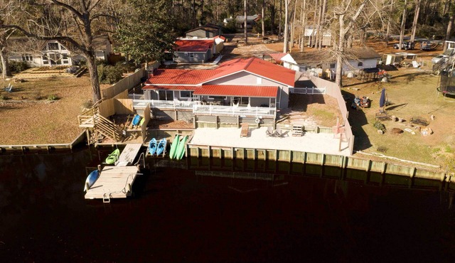 'The Grey Goose': Waterfront Home with Beach