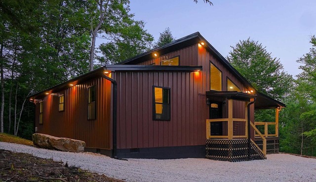 The Lighthouse | Secluded | Hot Tub | Private Pond