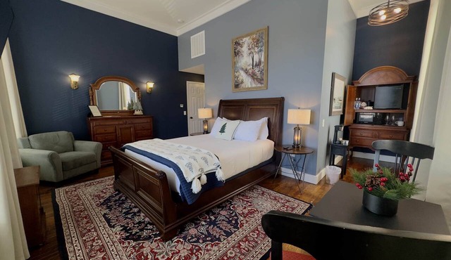 The Lodge at Old City Hall, Kinder Room, Queen Bed