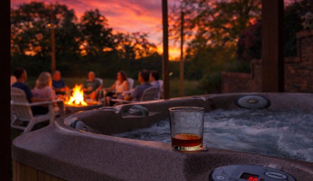 The Lodge/Hot Tub, Arcade, Firepit, Game room!