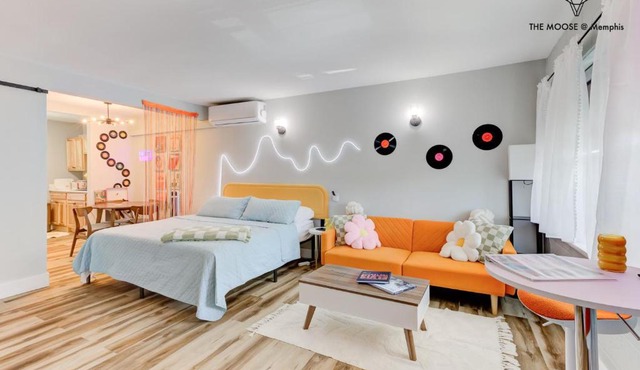 The Moose #10 - Stylish Loft with King Bed, Free Parking & Wi-Fi