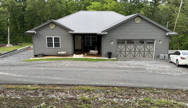 THE NAUTI FARMHOUSE - 1 mile to Moors Resort w Dock/Golf Cart/Pontoon Rental