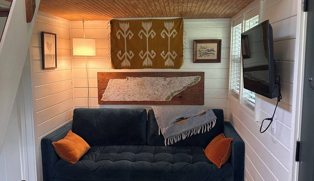 The Songbird Bungalow; a peaceful Tiny Home in downtown Franklin