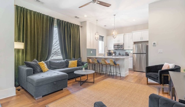 The Velvet Vinyl- 3BR Retreat w/Rooftop Patio, Ping Pong & Minutes to Broadway