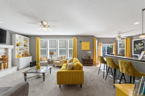 The Yellow House - Hot Tub, Pool Table, Fire Pit, 6 Bedrooms