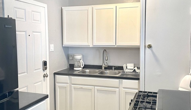 This apartment is a 1 bedroom(s), 1 bathrooms, located in El Paso, TX.