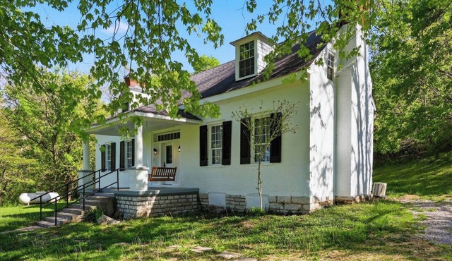 This house is a 3 bedroom(s), 2 bathrooms, located in Frankfort, KY.